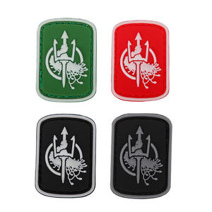 Nuovo Badge Mini in PVC Goffrato Ecologico Resistente all'Acqua, Stile Semplice 3D, 2.6x3.8cm, Cult Leader God Sea's Fork, Punisher Back - Product Image 1