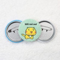 Badge personnalisé en peluche brodée, motif dessin animé mignon, avec attache papillon – Cadeau promotionnel créatif