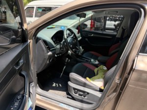 Skoda <span class=keywords><strong>Karoq</strong></span> 2022 TSI280 Turbo Automatico con Sedili in Pelle, Tetto Panoramico, Luci Diurne a LED, Edizione Lusso SUV - Product Image 5