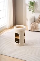 Tour pour chat moderne en velours côtelé beige avec deux couchages cachés, bordure en corde, maisonnette ronde compacte pour chat d'intérieur avec boule suspendue