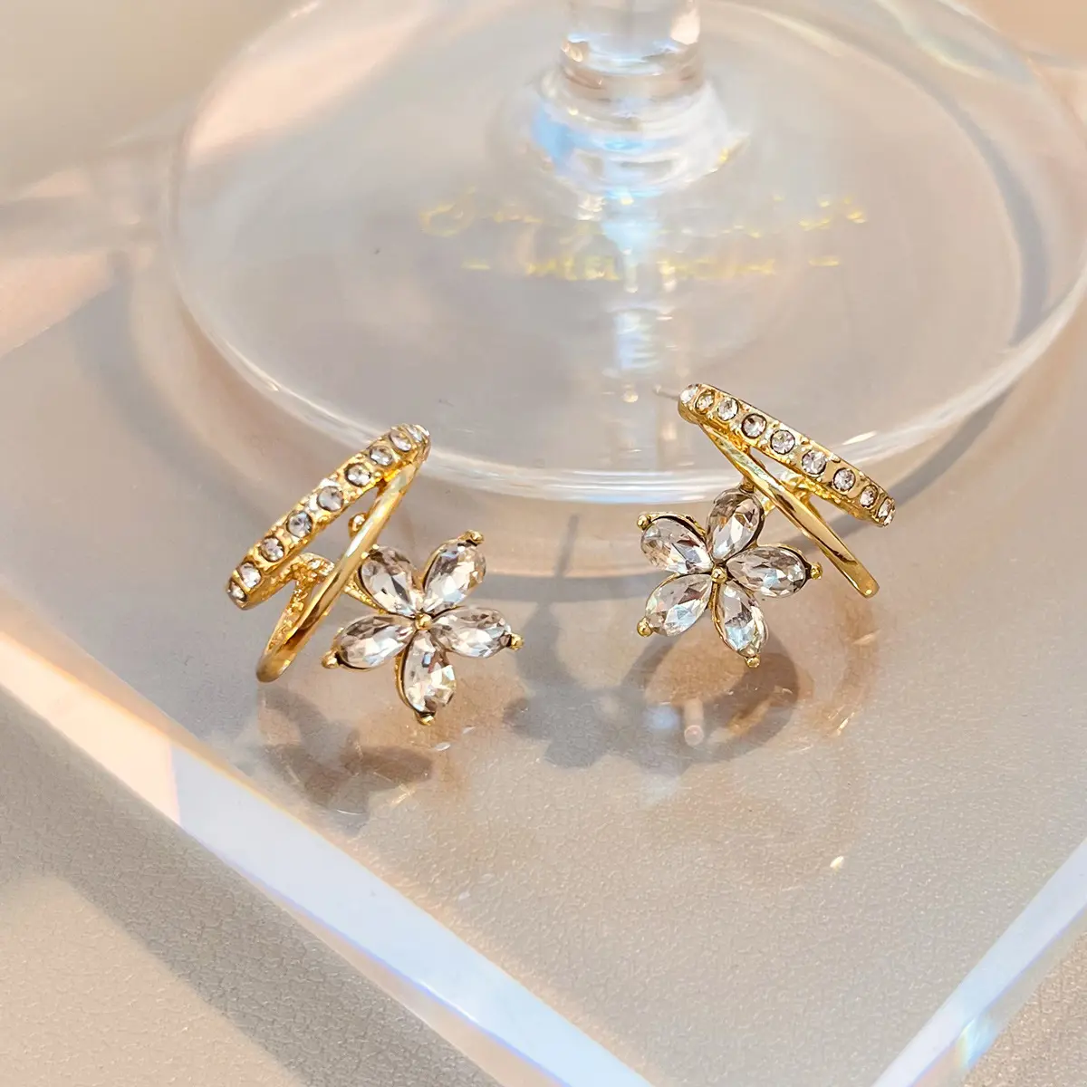 Europa e gli stati uniti vendita calda super flash orecchini delicati frangia piena di diamanti orecchini di fiori di perle all'ingrosso
