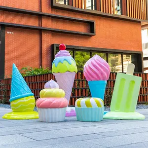 Figurine d'art d'installation d'événement Statue grandeur nature de crème glacée Sculpture de bonbons en résine pour la décoration de magasin
