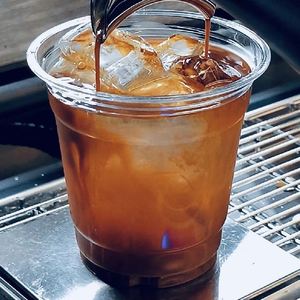 Gobelet en plastique PET transparent à fond plat de 90 mm de diamètre, 360 ml, personnalisable, vente en gros, pour lait, bubble tea, boba, café - Product Image 1