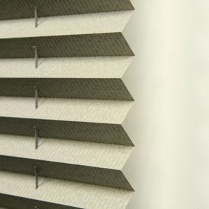 Persiana plisada gris para casa - Product Image 2