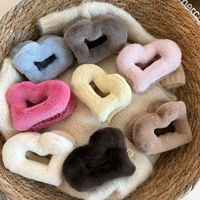 Pince à cheveux cœur en peluche douce et adorable, pince requin mignonne et duveteuse, élégante pour femmes, pour fixer les coiffures à l'arrière de la tête
