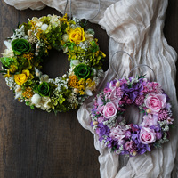 Couronne de roses éternelles élégante avec eucalyptus et coton, cadeau de Noël et de la Saint-Valentin, décoration pour le salon, la chambre à coucher, le cadre de porte