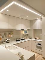 Meubles de cuisine sur mesure, unités murales, îlot, plan de travail, éclairage LED, couleur et taille personnalisées, rendu 3D, solution de projet