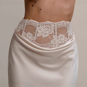 กระโปรงเอวสูงแต่งลูกไม้สุดเซ็กซี่และทันสมัยพร้อมเสื้อท่อนบนผ้าซาติน - Product Image 1