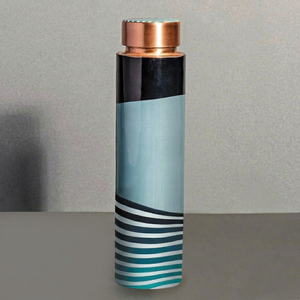 Botella de agua geométrica de cobre esmaltado con diseño moderno de rayas y tapa con acabado en cobre. Esta elegante botella de cobre esmaltada. - Product Image 1