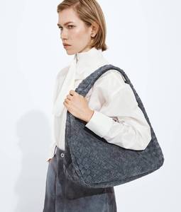 Bolso de hombro Bottega BV Travel Campana con silueta archivable en suave piel Intrecciato con cierre de lazo Veneta - Product Image 2