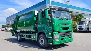 Camion à ordures compacté ISUZU GIGA 4X2 d'occasion, neuf, avec 240 ch - Product Image 3