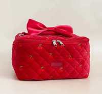 Trousse de Maquillage Matelassée en Velours Rouge Brodé avec Fermeture Éclair et Poignée Nœud Papillon, Grande Capacité, Sac de Rangement de Voyage pour Cosmétiques