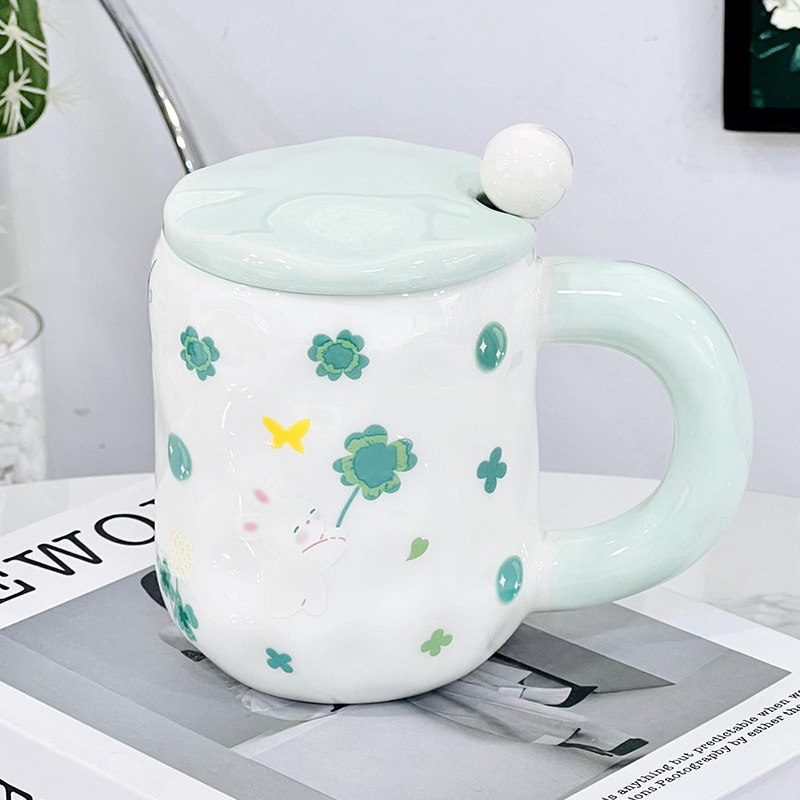 Coupe en céramique de lapin plissant les bras