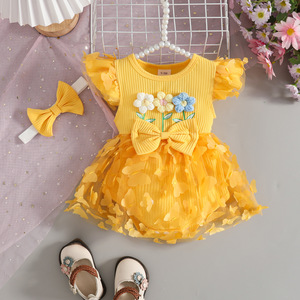 Completo estivo 2026 per bambine in cotone, 2 pezzi: vestito con fiori tridimensionali e maniche a volant, gonna a triangolo a costine con farfalle e accessorio per capelli - Product Image 4