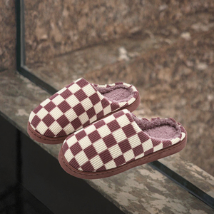 Chaussons d'hiver classiques chauds et confortables en peluche avec semelle extérieure en PVC antidérapante et épaisse pour la maison - Product Image 3