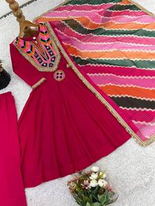 Ensembles Kurta en pur coton Khadi au design élégant avec broderie miroir robes indiennes traditionnelles pour femmes tenues de fête et de tous les jours - Product Image 5