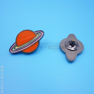 Pin de metal personalizado con diseño de Saturno esmaltado de 20 mm para bolsos, ropa y accesorios - Product Image 1
