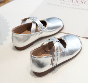 Chaussures plates d'été en cuir PU pour filles, avec lanières croisées et étoiles scintillantes, vente en gros - Product Image 3