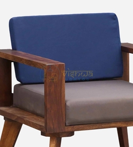Fauteuil lounge en bois de noyer avec siège et dossier rembourrés, accoudoirs larges, pieds inclinés et design moderne du milieu du siècle - Product Image 4