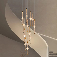 Luminaire suspendu moderne en cristal transparent cannelé avec disque étoilé pour hall d'entrée et escalier à haut plafond de prestige