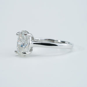 Anillo Solitario de Plata de Ley S925 con Piedra de Moissanita Ovalada de 7*10 mm y 2 Quilates - Product Image 2