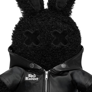 Mochila de Conejo de Peluche Negro con Detalle de Chaqueta de Cuero con Capucha y Correas de Peluche, Estilo Urbano - Product Image 3