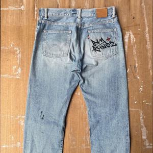 Pantalones Vaqueros Ajustados de Mezclilla Vintage de Moda para Hombre, con Estampado de Letras Personalizado, Estilo Casual Urbano, Lavado Ácido, Lavado a la Piedra, Ligeros - Product Image 2