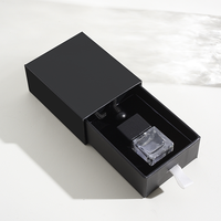 Flacon diffuseur de voiture en verre carré rechargeable de 8 ml avec bouchon à vis et boîtes d'emballage coulissantes en carton kraft personnalisées