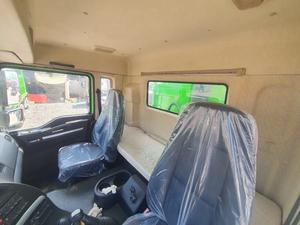 Truk Dump Shacman M3000S 375HP 8x4 Ideal untuk Transportasi Material Berat Jarak Jauh - Product Image 2