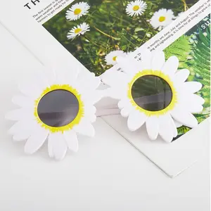 Großhandel sommer koreanische sonnenbrille männer-DDA6 Korean Funny Cosplay Foto Requisiten Zubehör Urlaubs party Sonnenblumen gläser Neuankömmling Schöne weiße Gänseblümchen Sonnenbrille