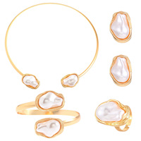 Ensemble de bijoux fantaisie 5 pièces pour femme : collier, bracelet, boucles d'oreilles et bague en perles baroques irrégulières exagérées
