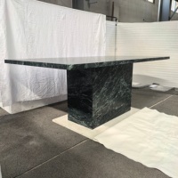 Table à manger de luxe en marbre vert Alpi, plateau rectangulaire épais, base carrée monolithique, mobilier de salle à manger en pierre naturelle
