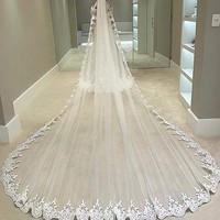 Voile de mariée élégant longueur cathédrale avec bordure en dentelle, une couche de tulle, accessoire nuptial pour cérémonie religieuse et séance photo