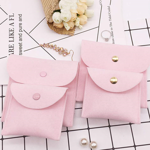 Petite pochette cadeau en velours rose personnalisée avec bouton magnétique - Product Image 2