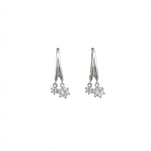 E1879 Orecchini pendenti in oro bianco con zirconi rotondi incastonati a griffe, gioielli da sposa classici da donna - Product Image 1