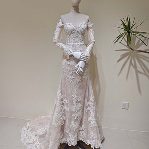 LY171 Robes de mariée sirène élégantes avec broderie en dentelle et manches - Product Image 1