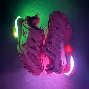 Zapatillas Deportivas Unisex con Luces LED Púrpuras y Suela Verde Brillante para Eventos Nocturnos - Product Image 5