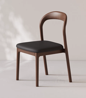 Chaise de salle à manger de style nordique et italien moderne en bois massif de noyer et simili cuir de luxe JP pour restaurants, hôtels, appartements