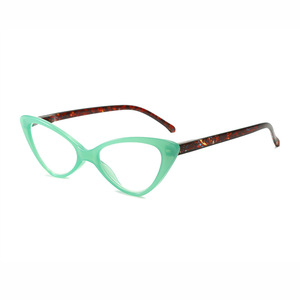 Lunettes de lecture magnétiques pour femmes avec design à suspendre au cou et verres anti-lumière bleue - Product Image 1