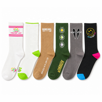 Chaussettes brodées en fil 100% coton avec logo personnalisé, hauteur cheville, technique tricotée, motif uni, position du logo sur le revers, pour le quotidien et le printemps
