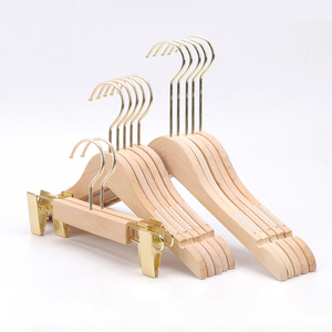 <span class=keywords><strong>Cintre</strong></span> en <span class=keywords><strong>bois</strong></span> blanc de luxe avec logo personnalisé, <span class=keywords><strong>cintre</strong></span> à <span class=keywords><strong>pince</strong></span> antidérapant, <span class=keywords><strong>cintre</strong></span> en <span class=keywords><strong>bois</strong></span> pour boutique de vêtements - Product Image 6