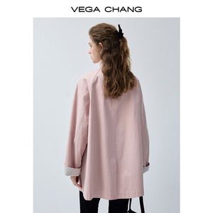 Chaqueta corta cortavientos rosa empolvado para mujer VEGA CHANG con cuello alto, puños en contraste, <span class=keywords><strong>botones</strong></span> grandes <span class=keywords><strong>de</strong></span> <span class=keywords><strong>madera</strong></span> y manga raglán holgada. - Product Image 3