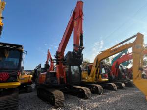 Excavadora Usada Hitachi ZX120 de Segunda Mano, 12 Toneladas, Modelo 2022, Motor de Alta Calidad, Máquina con Accesorios en Venta - Product Image 3