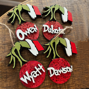 เครื่องประดับคริสต์มาสรูปหัวใจไม้พิมพ์ลายกลิตเตอร์พร้อมชื่อสั่งทำพิเศษ ลายกรินช์ - Product Image 4