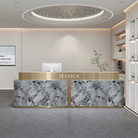 Bureau d'accueil en bois à texture marbre de luxe pour bureau moderne, idéal comme comptoir de caisse dans les hôtels, les gymnases, les hôpitaux et les centres commerciaux