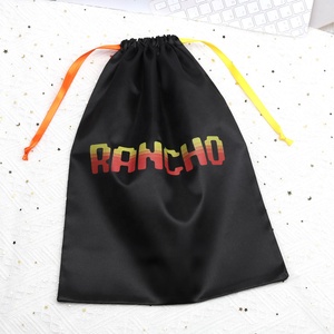 Bolsa de satén negra promocional para ropa, con logo personalizado impreso, para secador de pelo, zapatos, kit de recuperación, bolsa de embalaje de satén de seda - Product Image 3