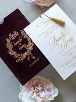 Invitation de mariage en velours bourgogne de style arabe avec invitation dorée à pompon Invitations en velours déjoué avec impression en feuille d'or