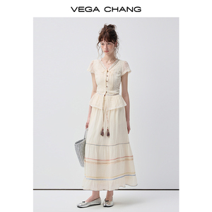Ensemble deux pièces VEGA CHANG blanc pour femme, col en V, manches volantées, plis verticaux, boutons, taille haute, cordon de serrage à pompons - Product Image 1