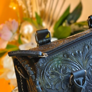 Sac de voyage mini Speedy en cuir véritable noir massif, entièrement orné de motifs floraux sculptés à la main, pour femme, idéal pour les week-ends - Product Image 5