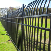 Les panneaux extérieurs industriels modernes de barrière en acier de Corten de 6x8ft ont galvanisé des portes d'allée de sécurité de 1.8m avec le rail clôturant la conception de porte